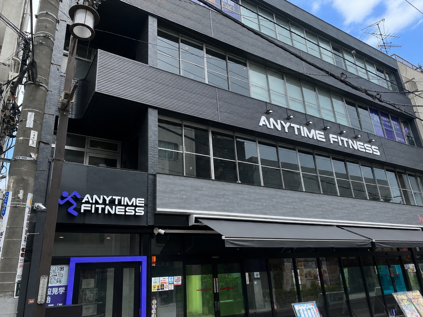 3フロア構成のエニタイムフィットネス下井草店、フリーウェイトとマシンが並ぶフロア