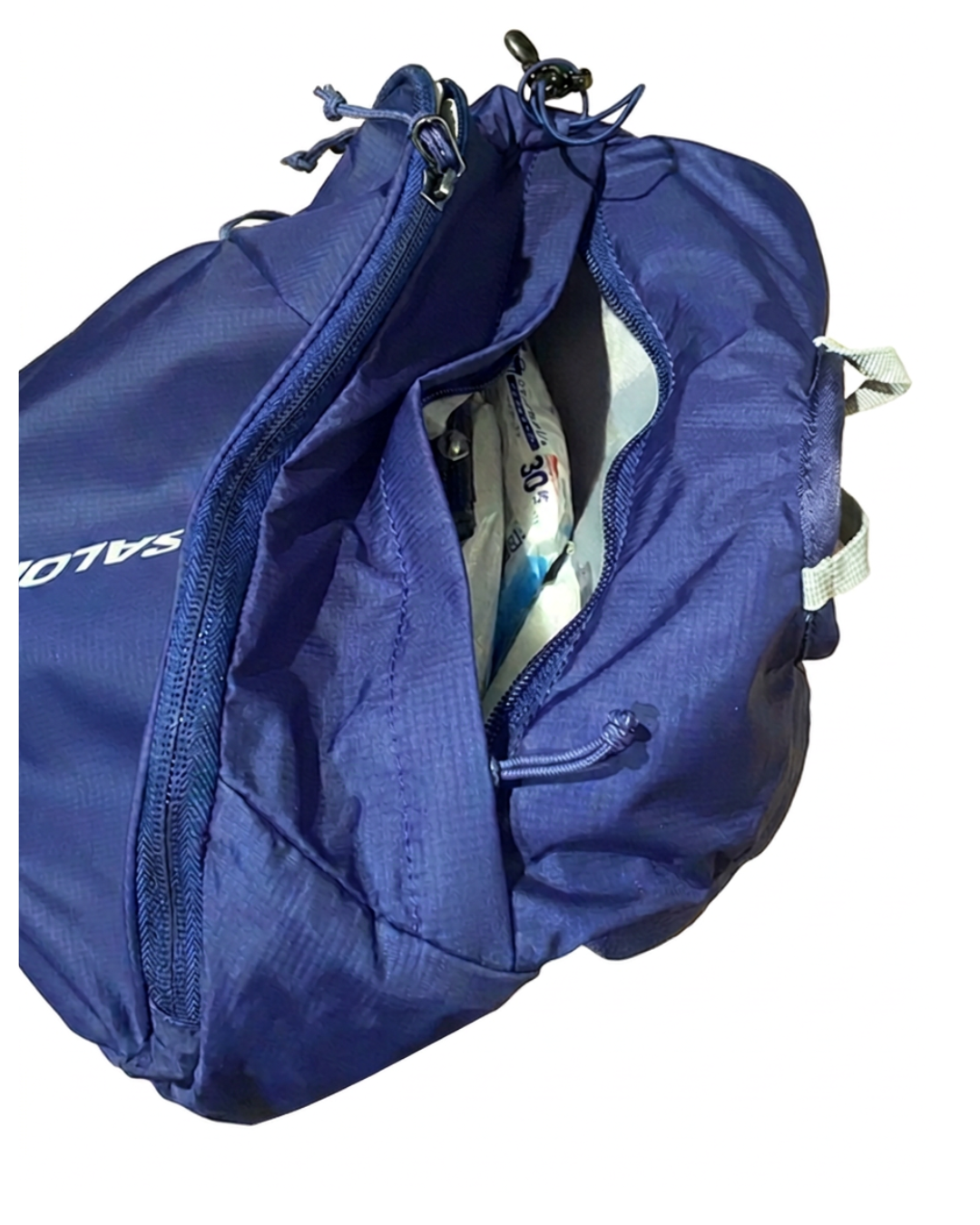 ザック上部の小さな収納ポケットを開けたところ。中に小物が見える