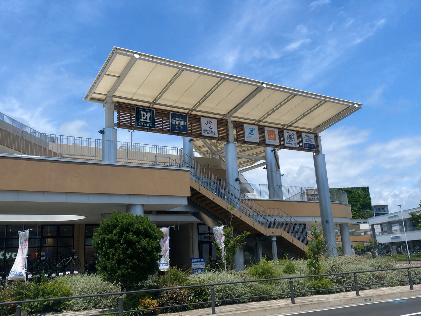 The BRANCH Chigasaki building, seen from the bus stop