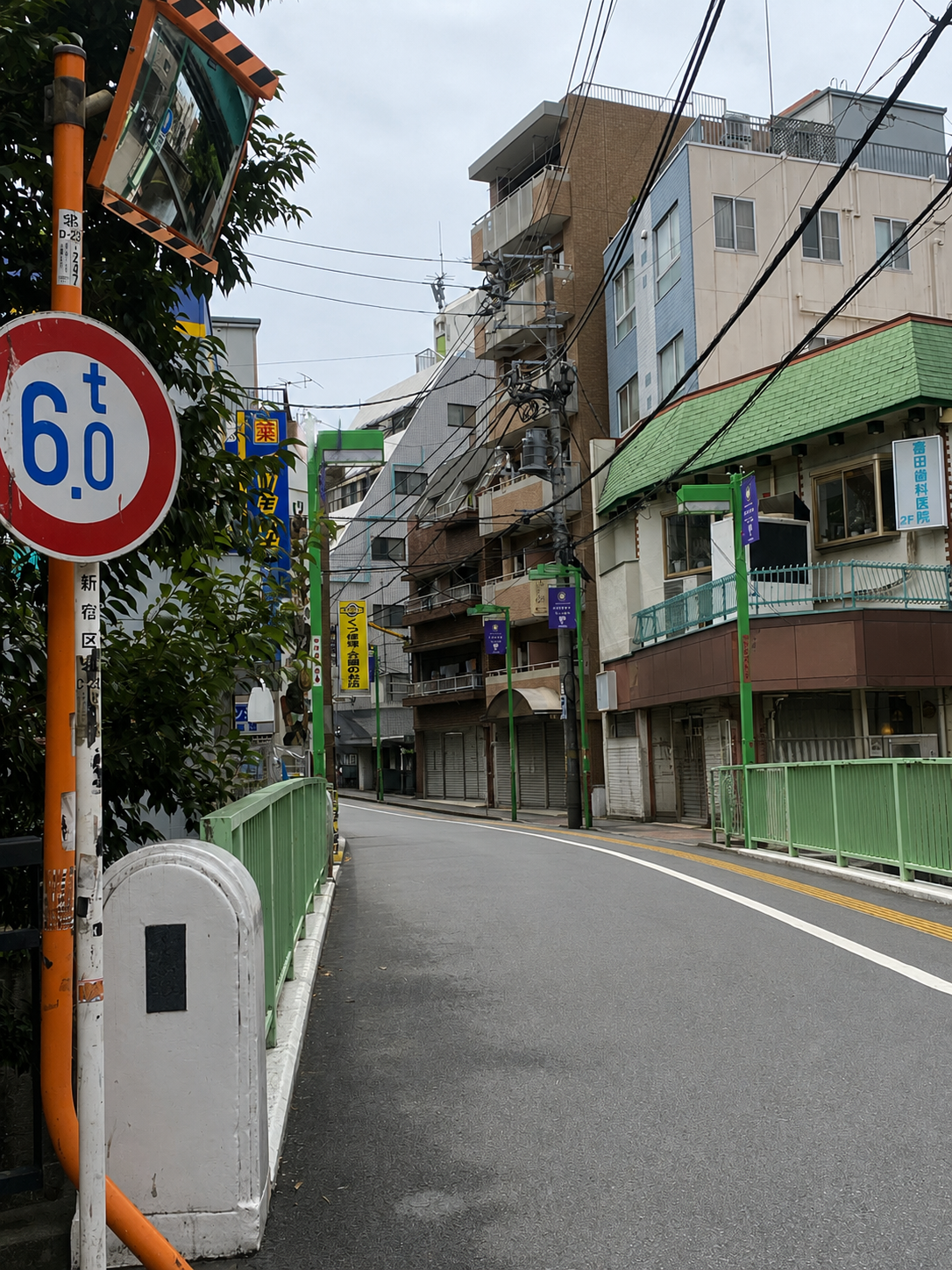 中井駅前の商店街の様子