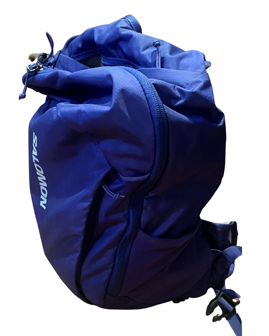 サロモンの20Lザックの側面。SALOMONのロゴが縦に入り、荷物を入れた状態で自立している
