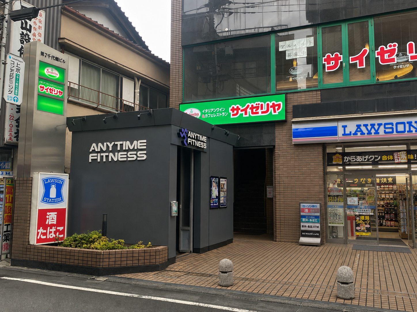 エニタイムフィットネス国分寺店の地下入口 ― サイゼリヤ下の黒いファサード