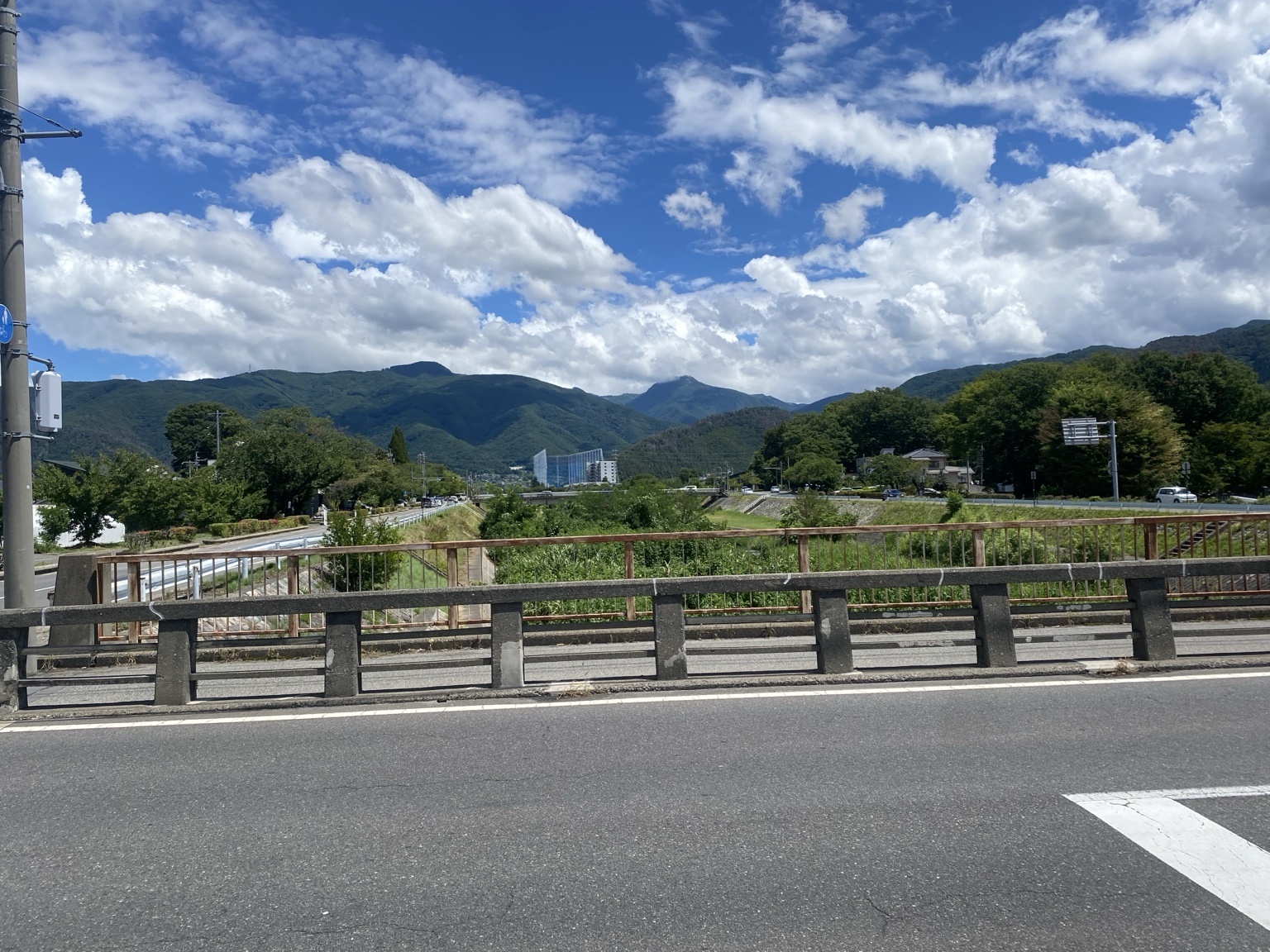 松本市を流れるすすき川と山並み