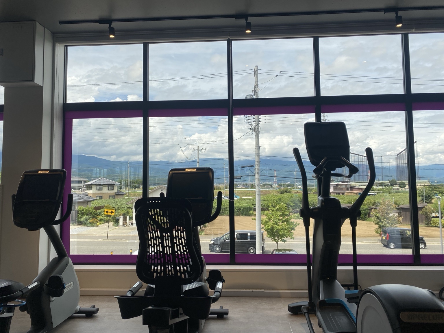 有酸素マシン越しに見える塩尻の田園風景と山並み