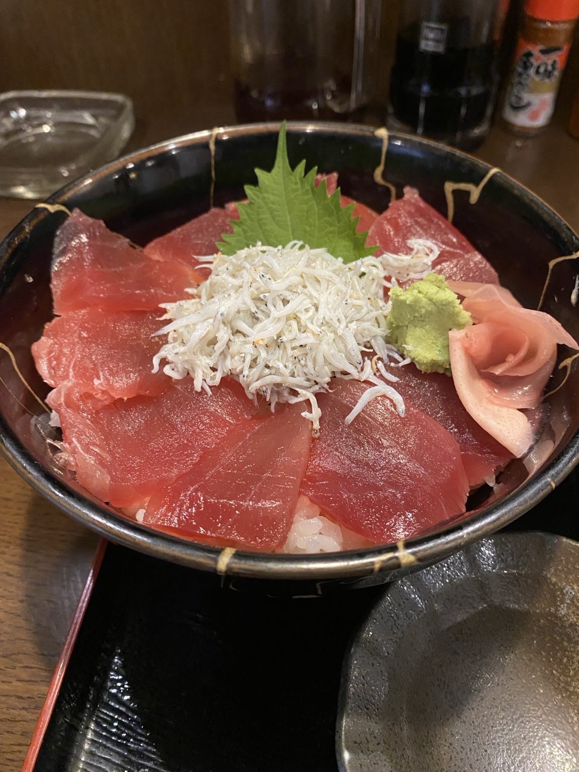 鮪小屋本店のまぐろとしらすの丼
