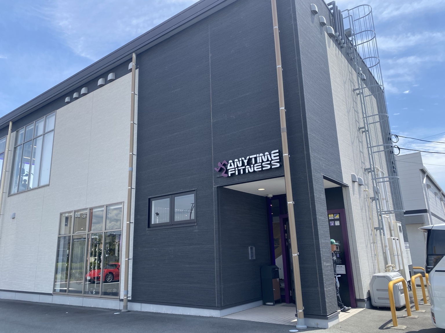 エニタイムフィットネス富士青葉通店の入口。2階建ての独立型店舗