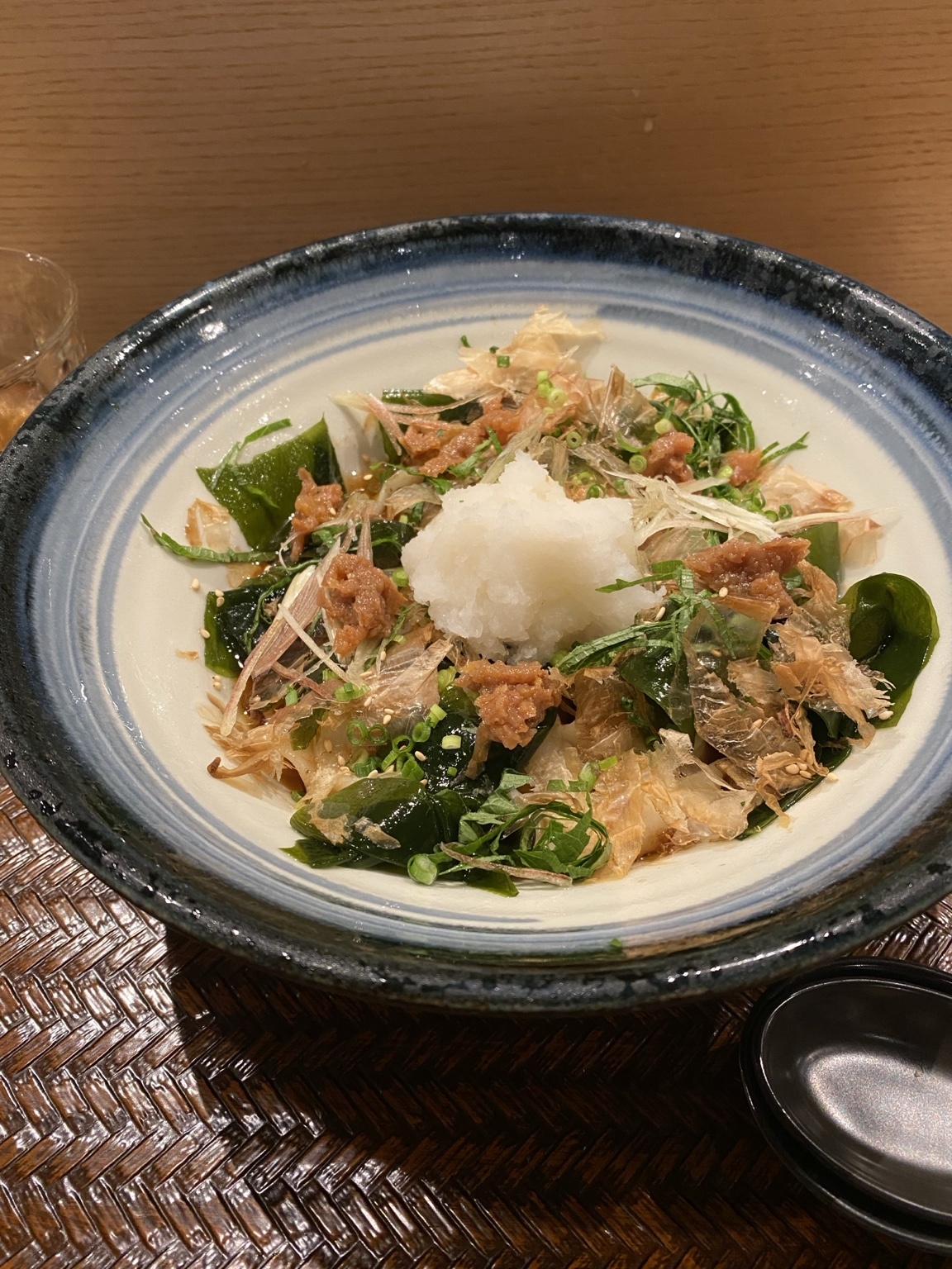 梅肉・かつお節・大根おろし・みょうが・わかめをのせた冷たいほうとう