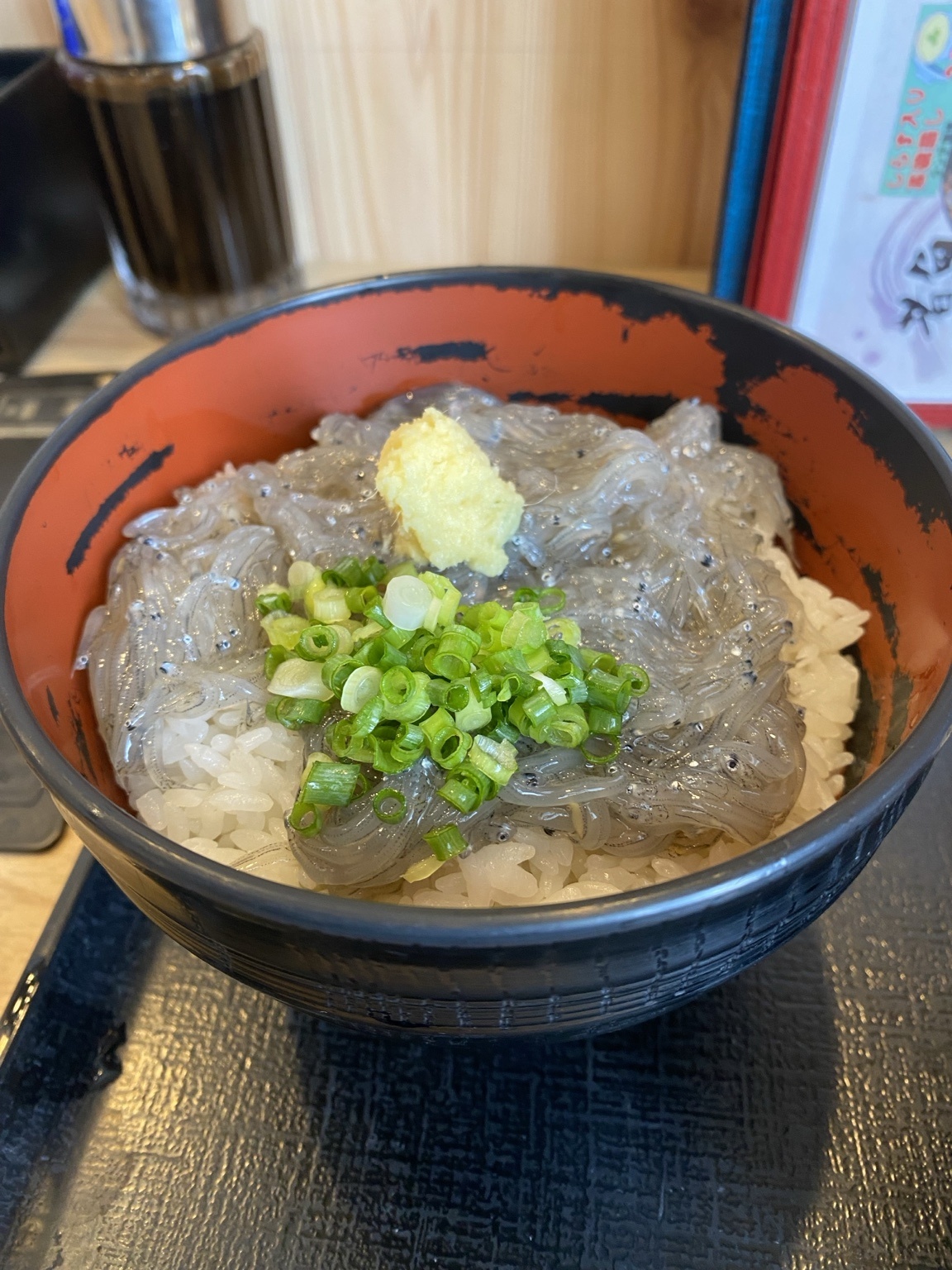 まるごと駿河湾の生シラス丼。生姜と刻みねぎがのっている