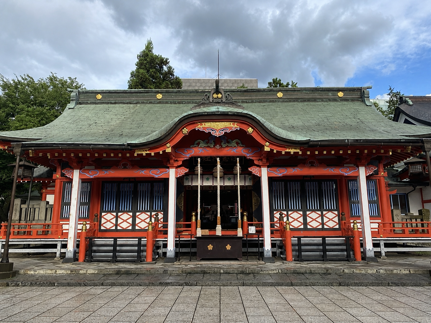 四柱神社の朱塗りの拝殿