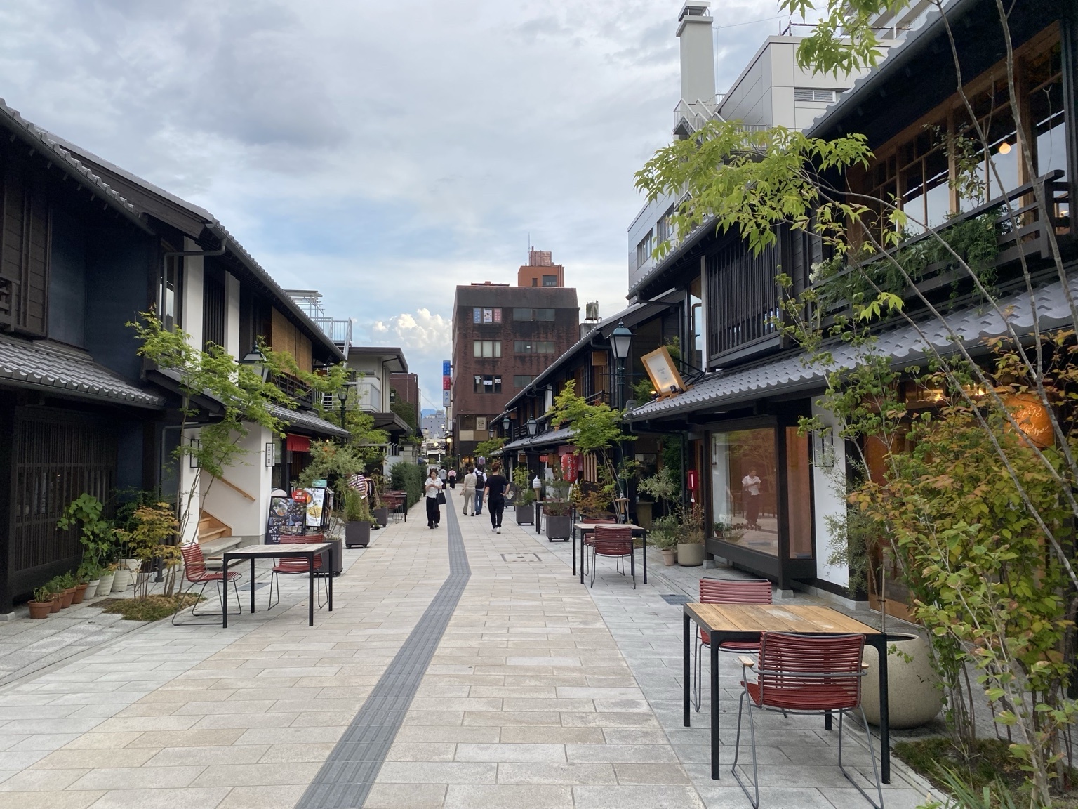 甲州夢小路の石畳と町家風の店舗
