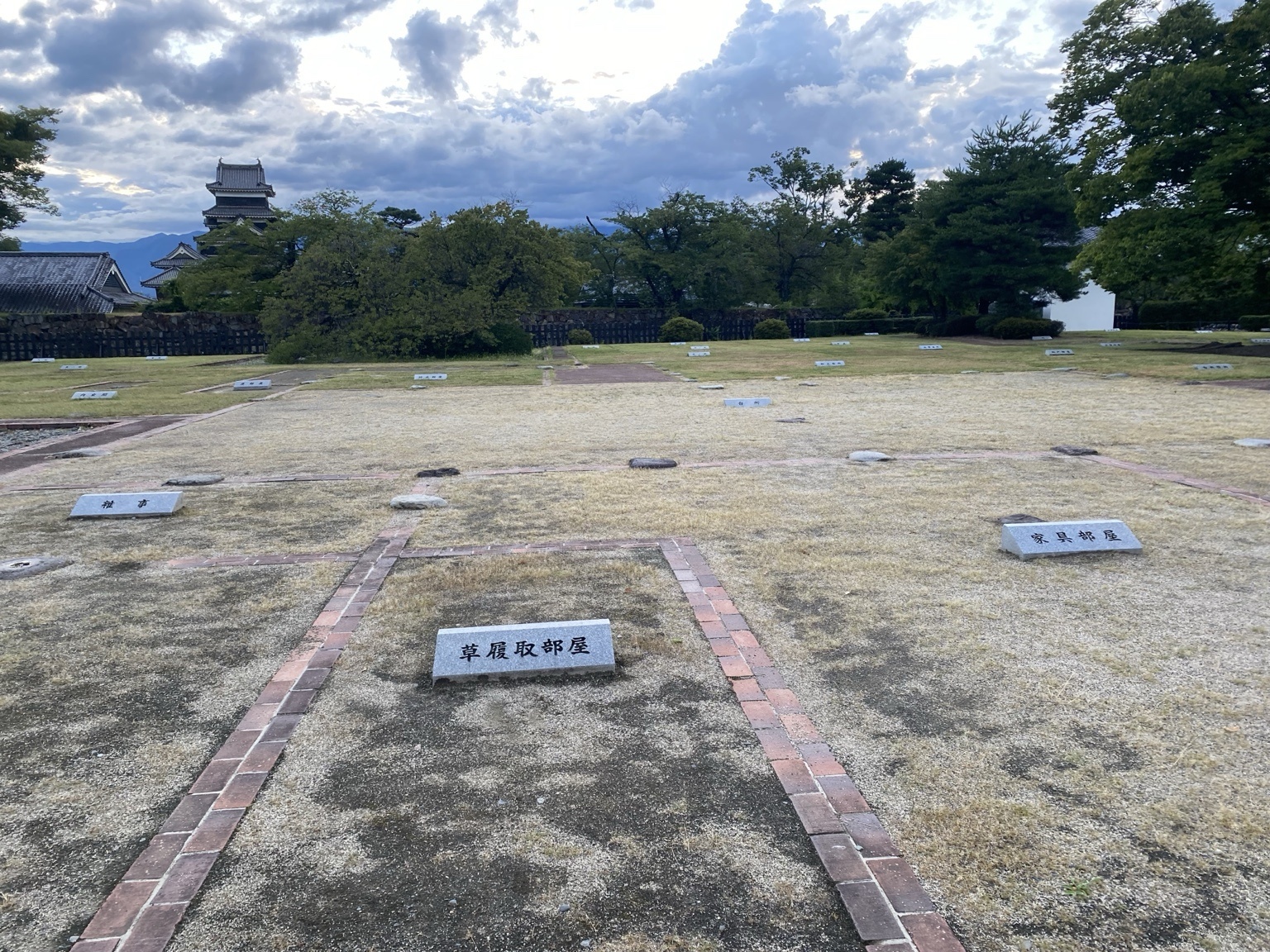 松本城本丸御殿跡に残る建物名の石標
