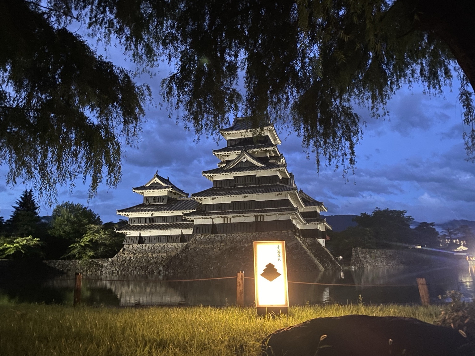 夜、ライトアップされた松本城