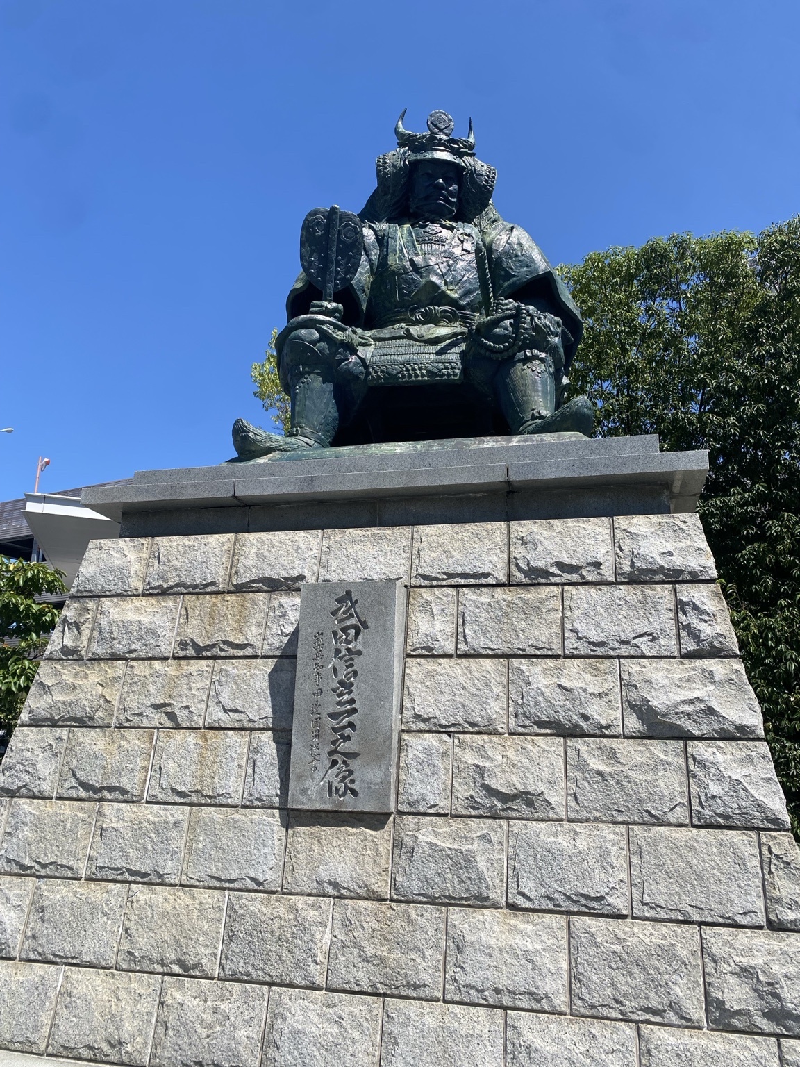 甲府駅前に座る武田信玄公の銅像