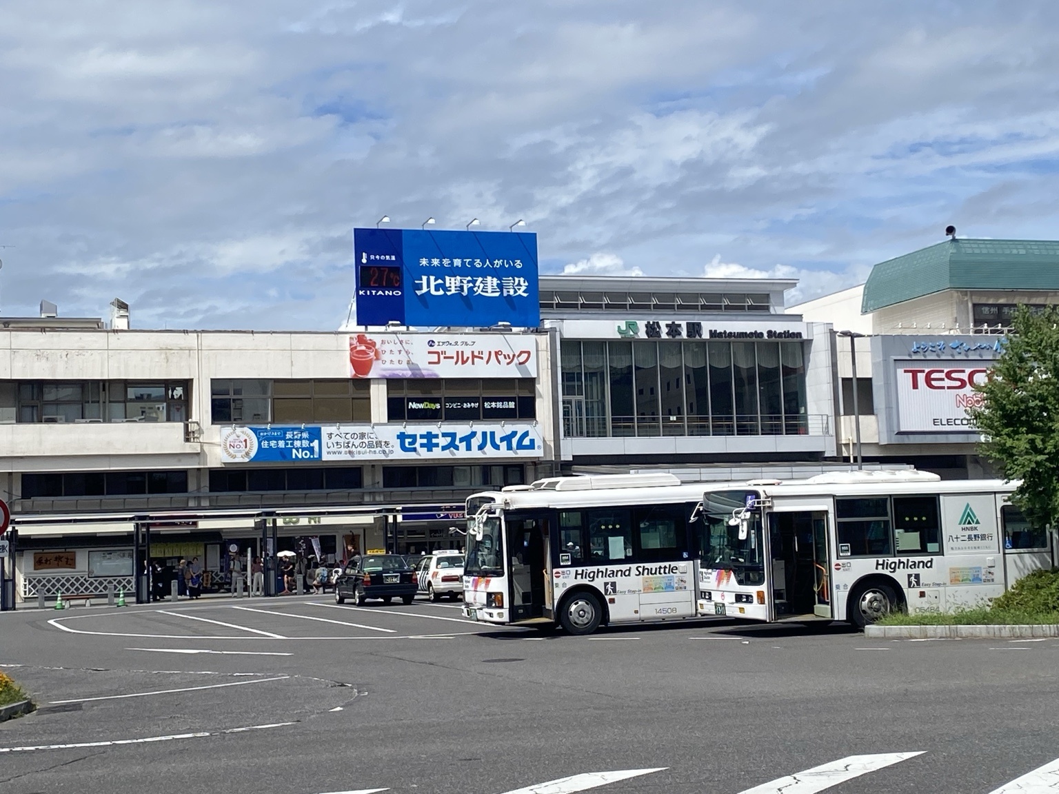 松本駅前のバスターミナル