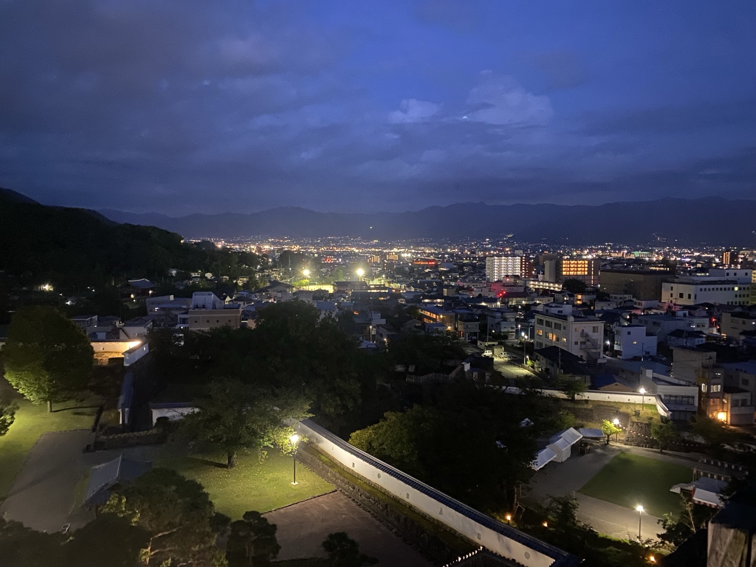 舞鶴城公園から見た甲府盆地の夜景