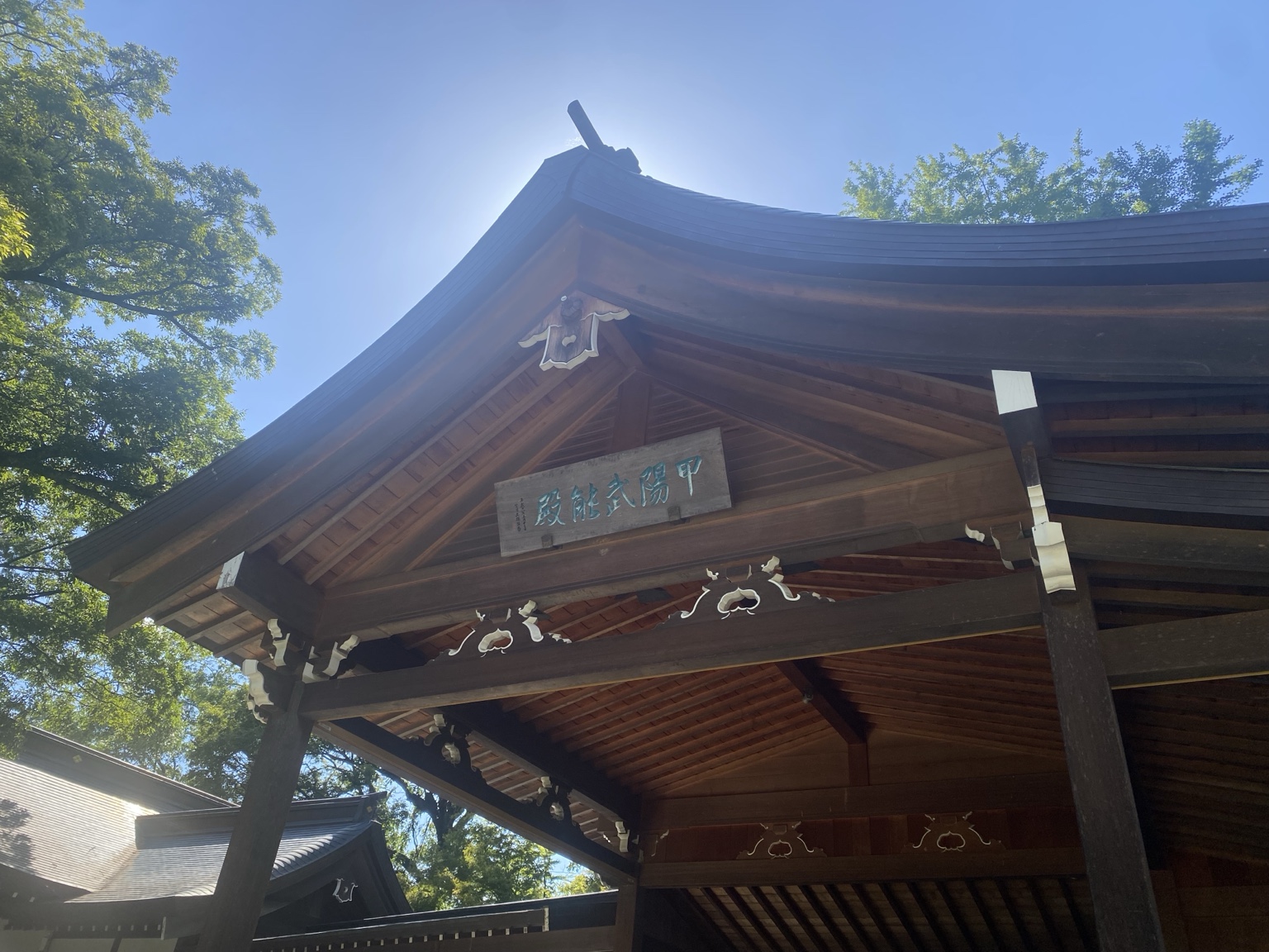 武田神社の能舞台「甲陽武能殿」の屋根と扁額