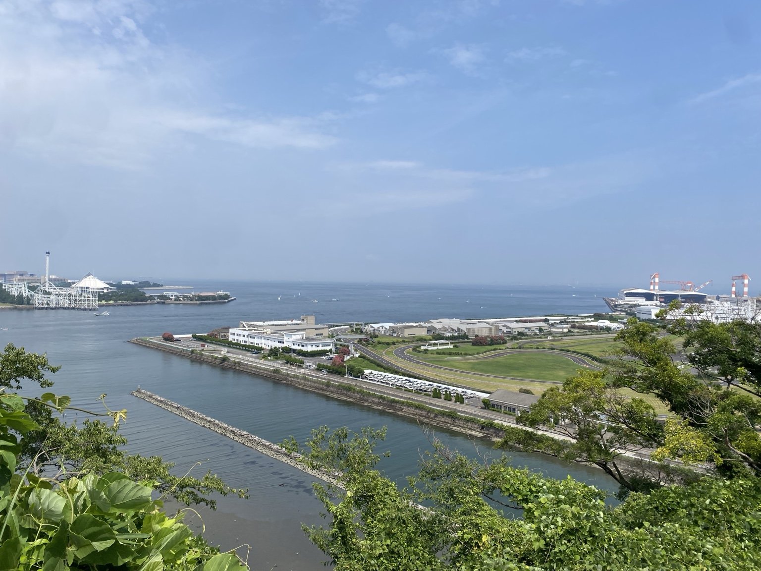 野島公園展望台から見た東京湾。平潟湾と八景島、対岸の工業地帯を一望する