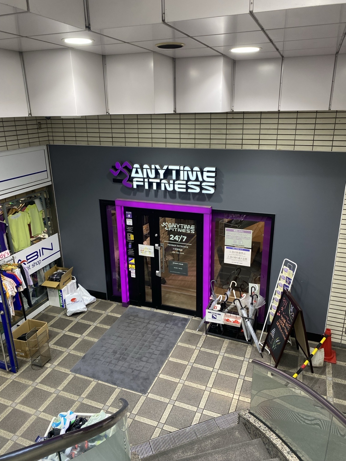 B1のANYTIME FITNESS店舗入口