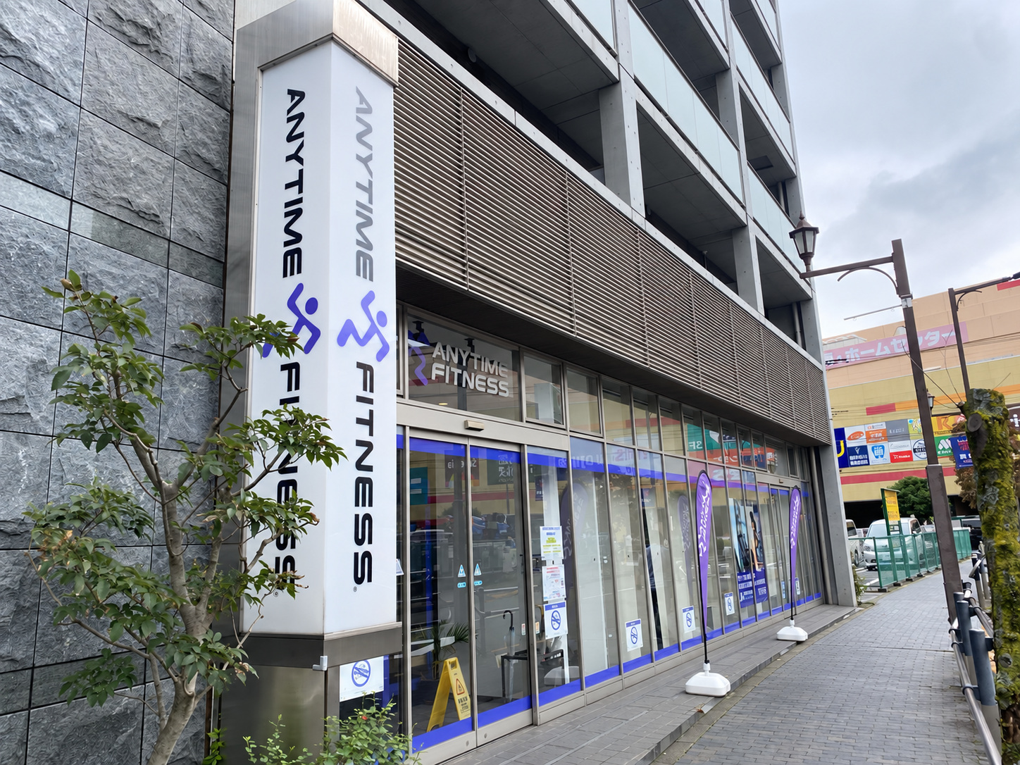 エニタイムフィットネス仙川店の外観。マンション1階のガラス張りの店舗