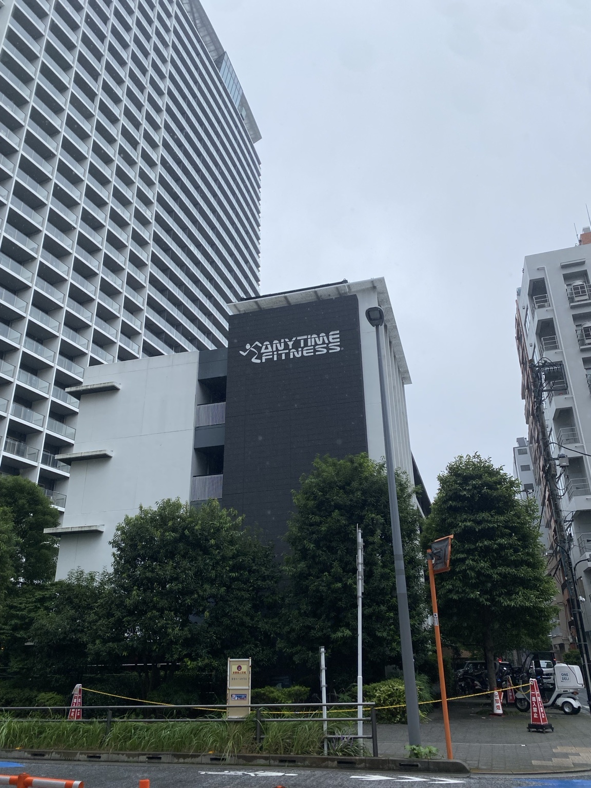 タワーマンションの麓に立つエニタイムフィットネス新宿6丁目店の外観