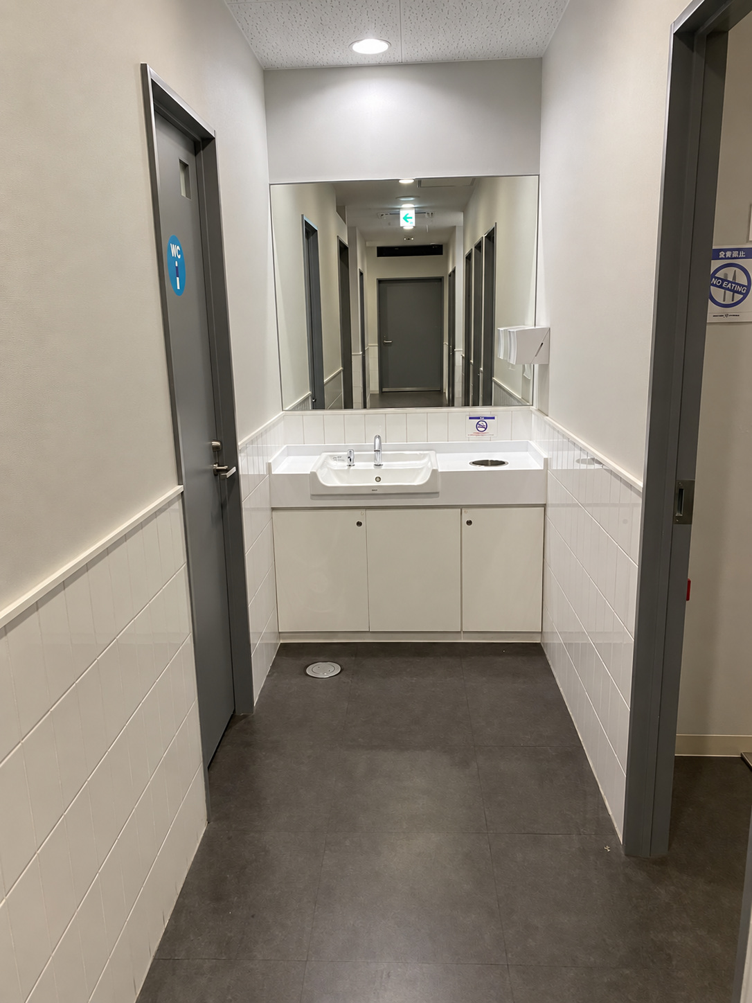 仙川店の洗面台。トイレ横の白を基調とした空間