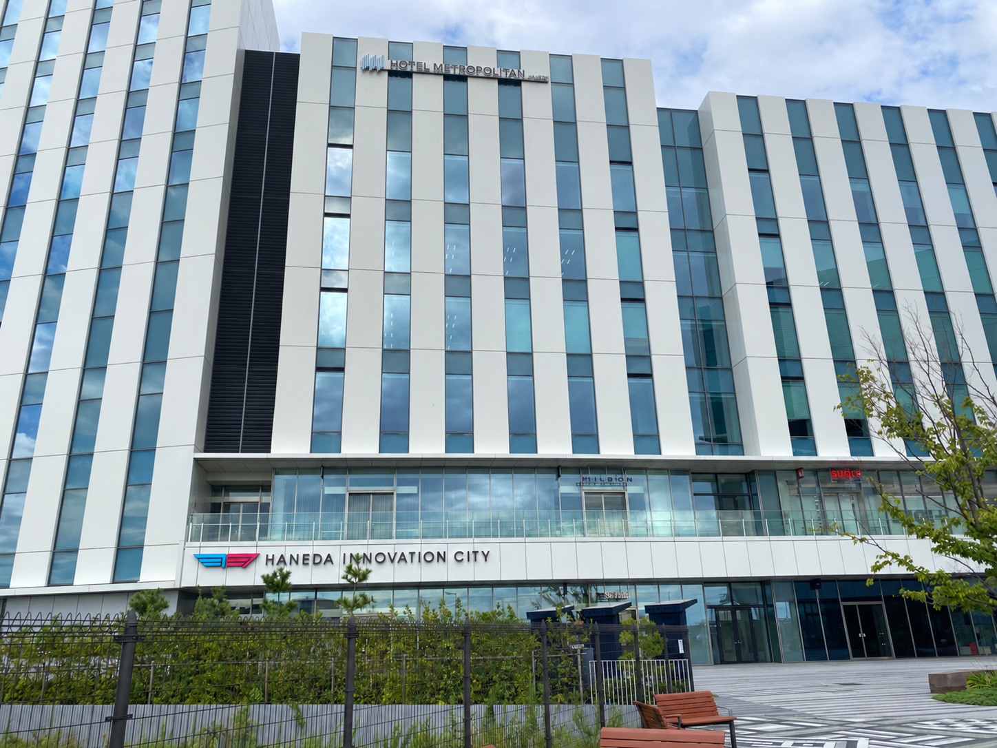 羽田イノベーションシティの外観、HANEDA INNOVATION CITYの看板