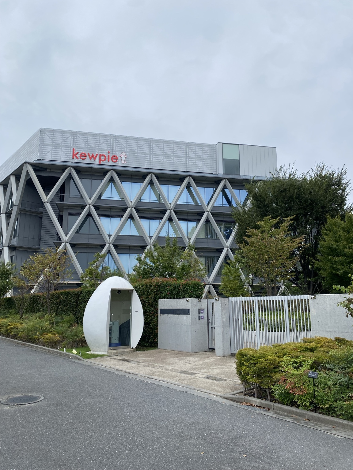 菱形の外観が特徴的なキユーピーの建物と卵形のブース
