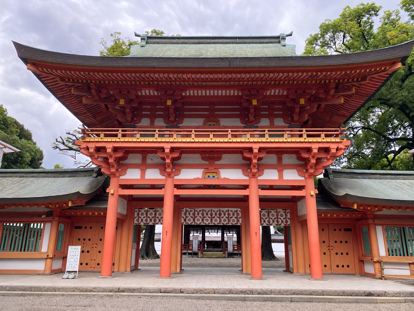 氷川神社の朱塗りの楼門