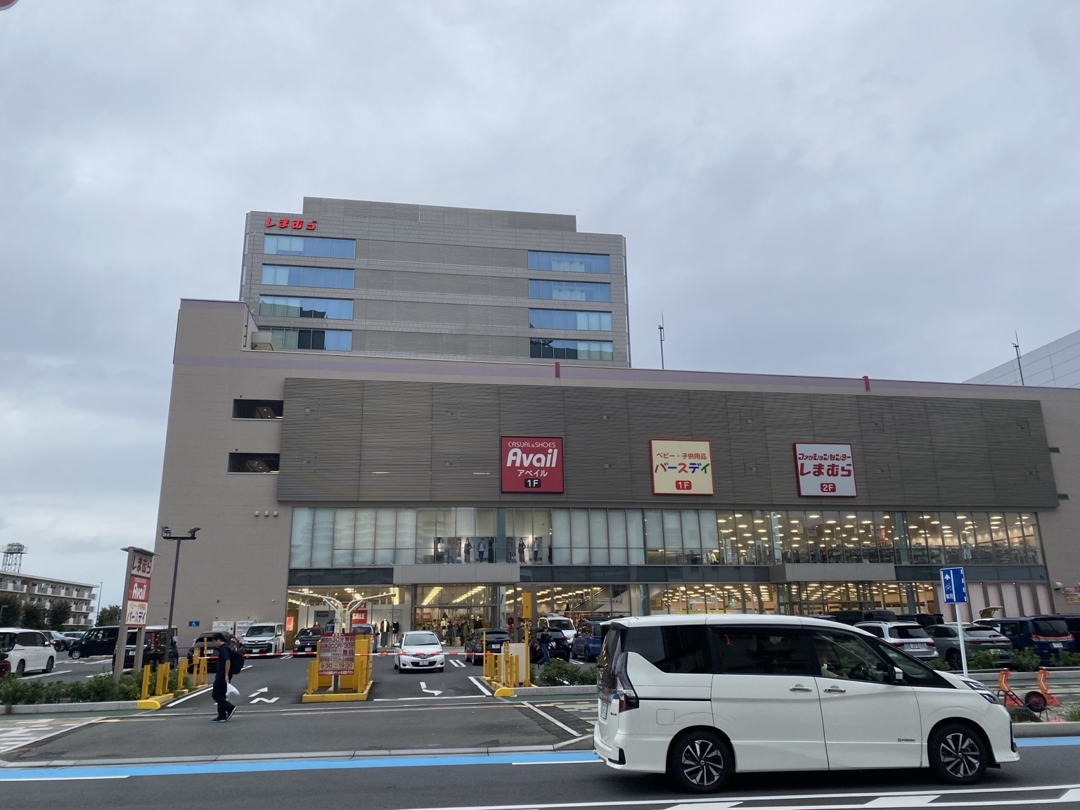 しまむら・アベイル・バースデイが入るロードサイド型店舗