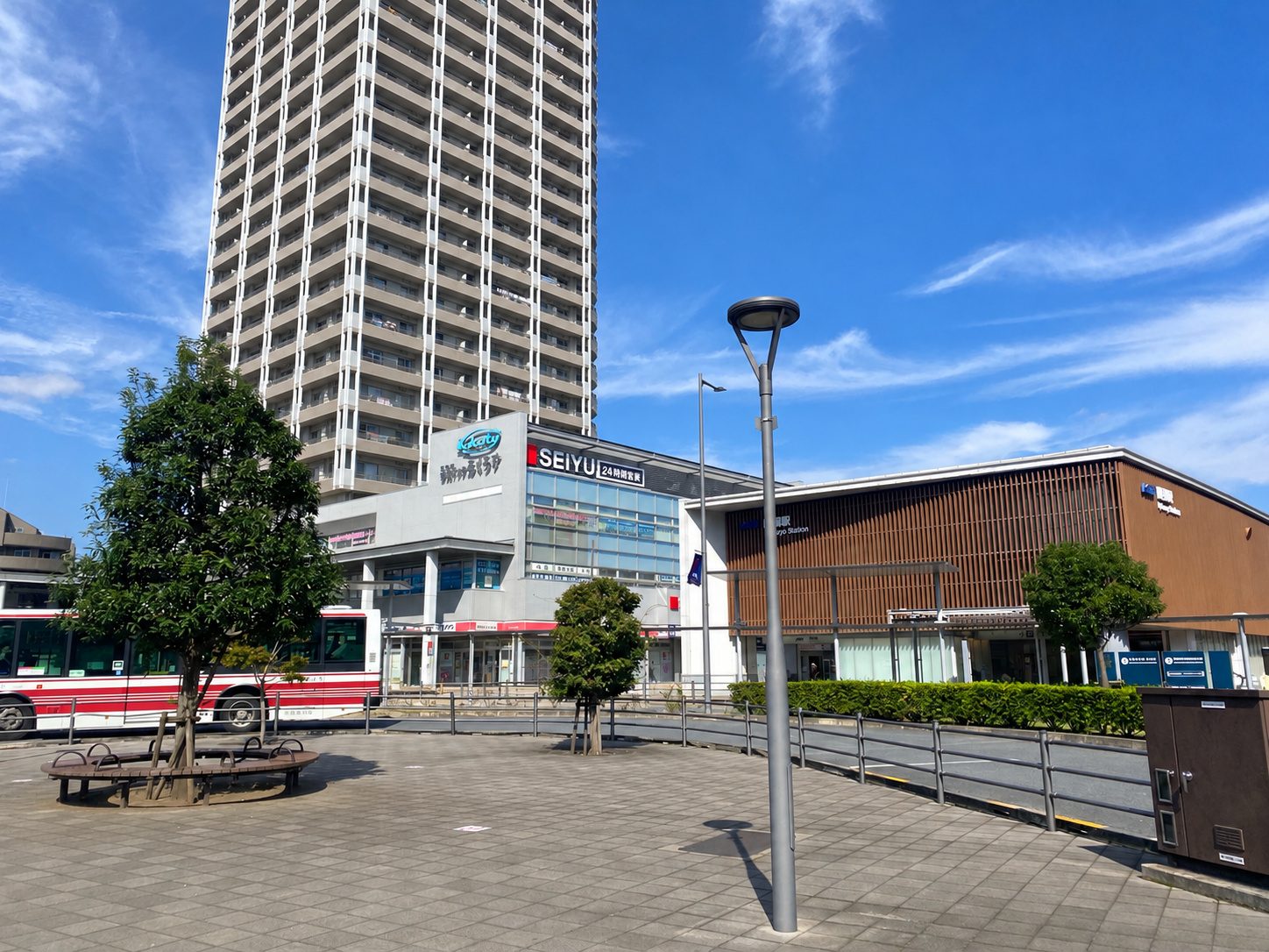京王線国領駅と駅前広場、西友とタワーマンション