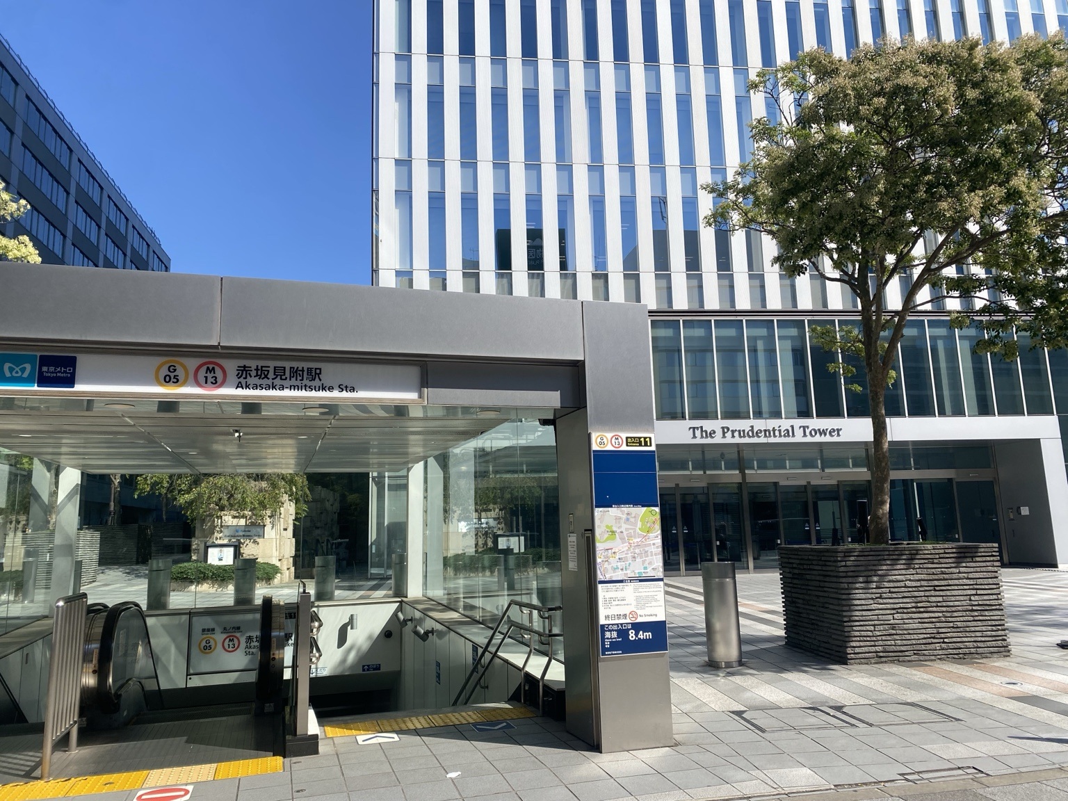 赤坂見附駅11番出口とプルデンシャルタワー