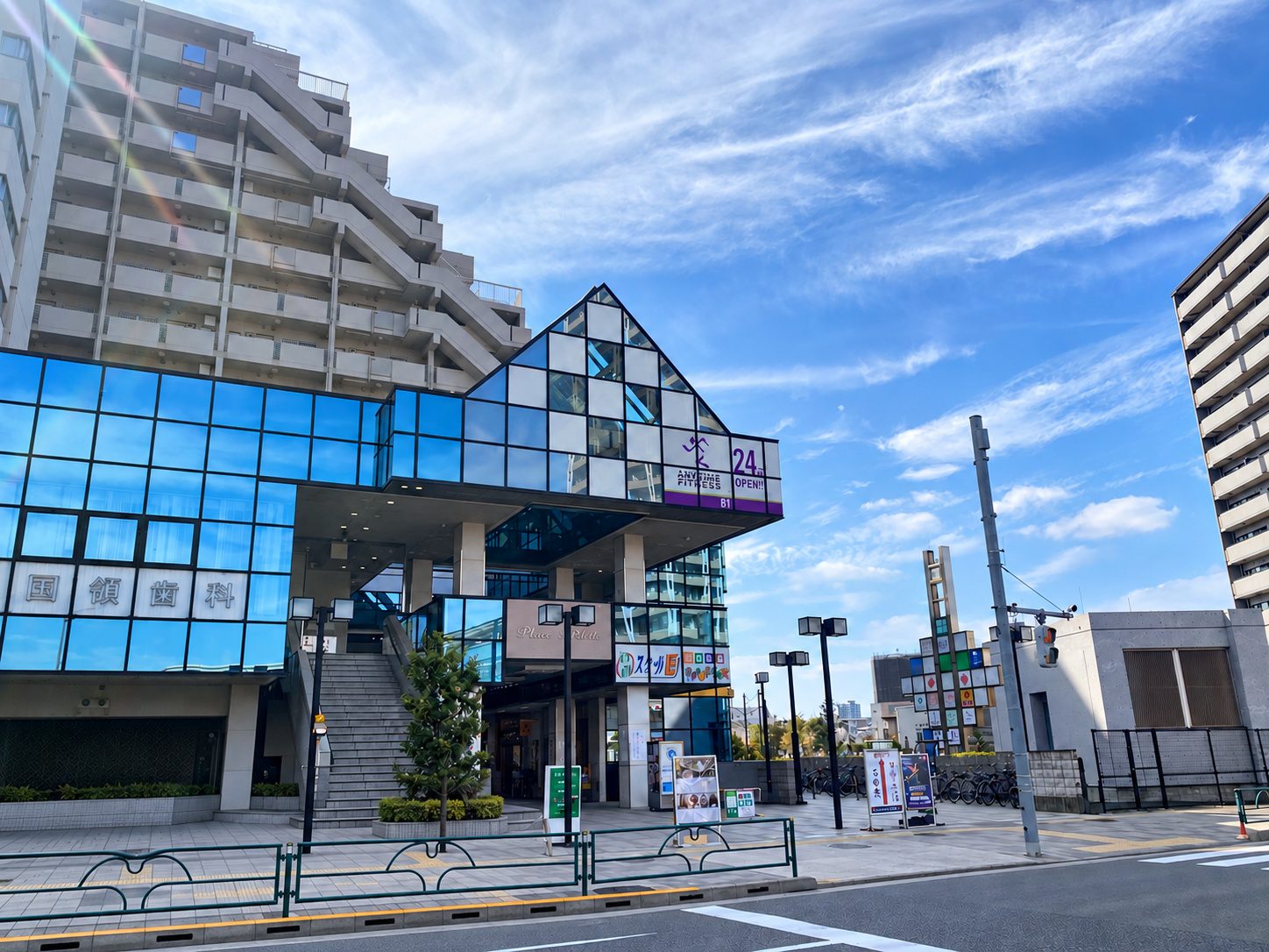 エニタイムフィットネス国領店が入るビルの外観