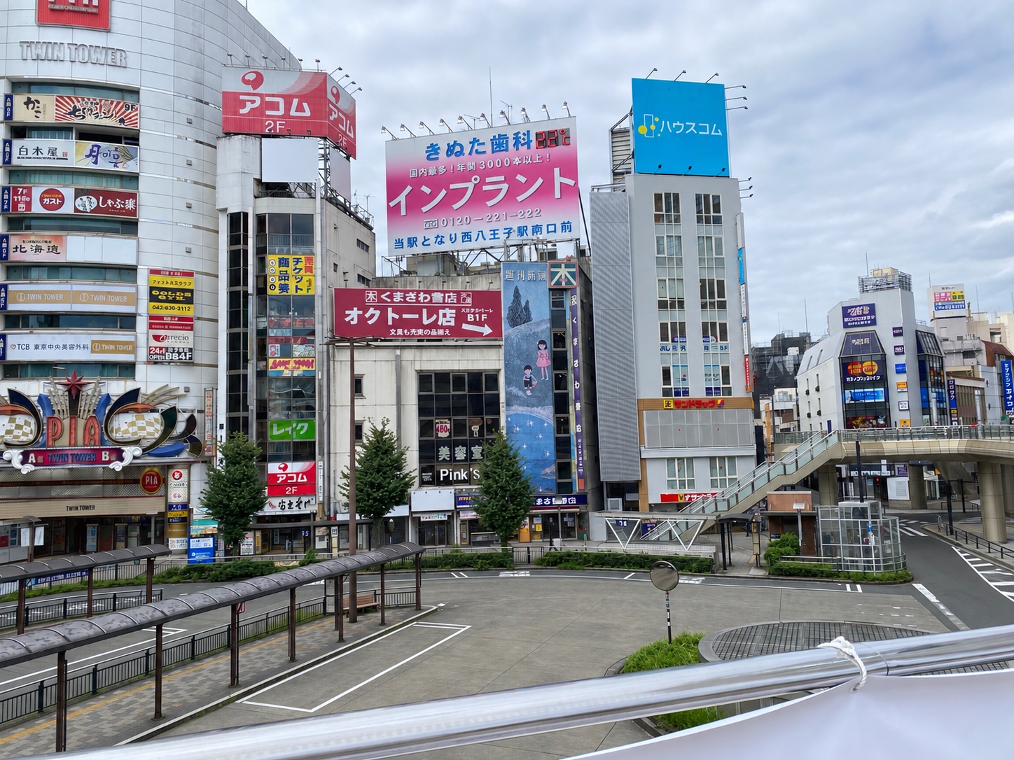 八王子駅北口のロータリーと駅前の商業ビル