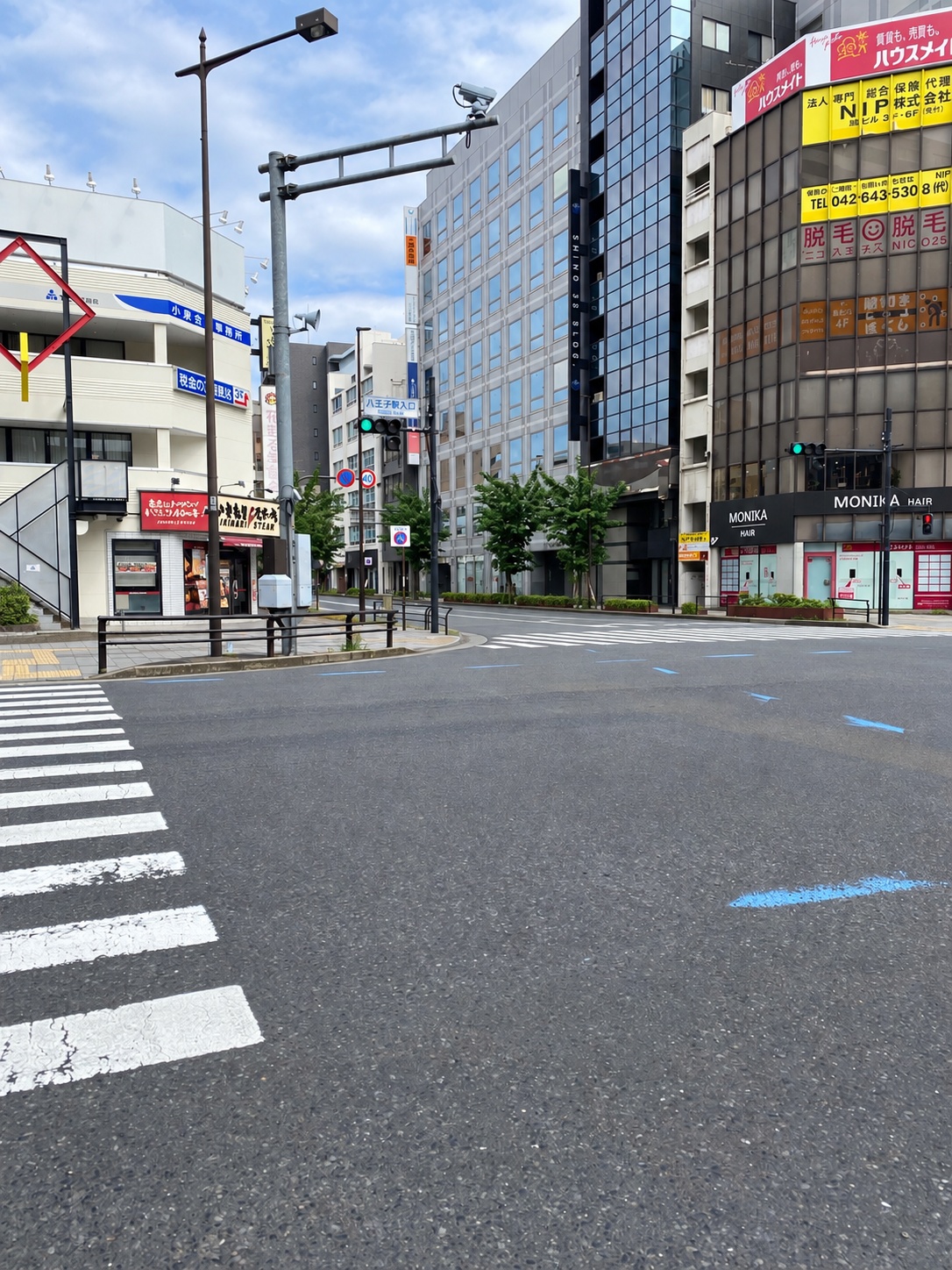 八王子駅入口交差点の風景