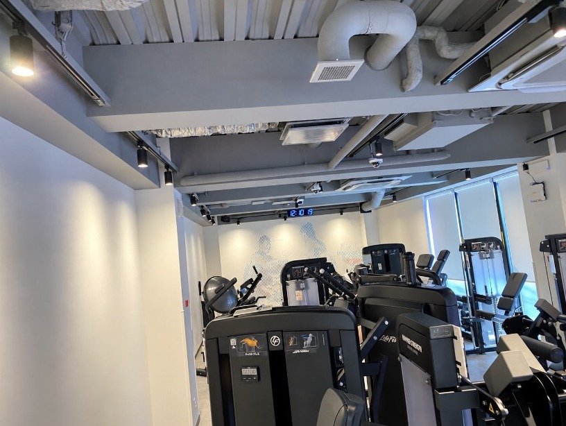 新しいLife FitnessとHAMMER STRENGTHのマシンが並ぶ2階のマシンエリア