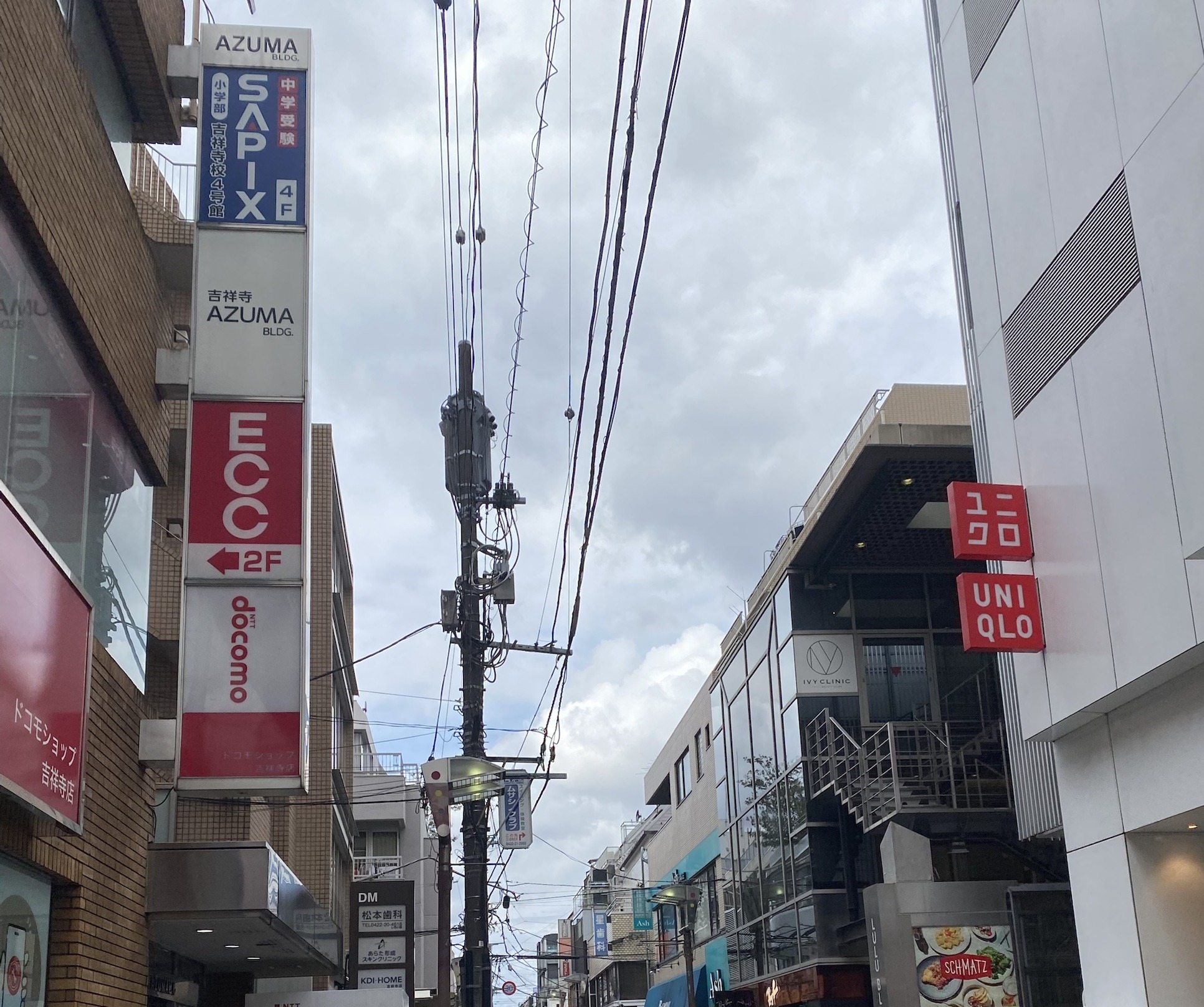吉祥寺駅北口の商店街の街並み