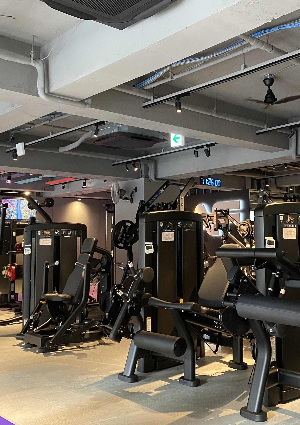 Life Fitnessのウェイトスタック式マシンが並ぶ店内