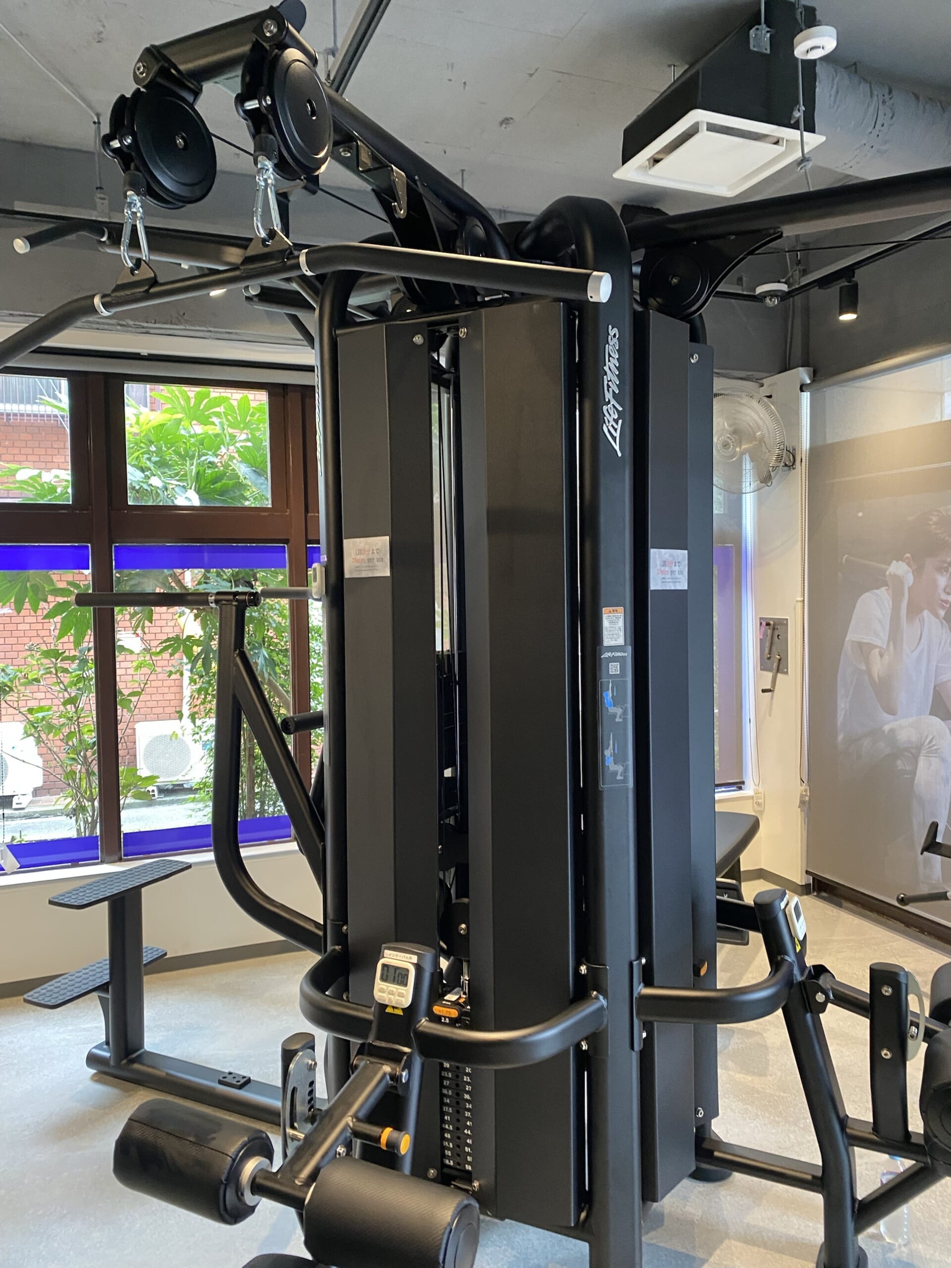 窓際に置かれたLife Fitnessのマルチステーション